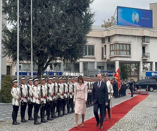 Haxhiu pritet me ceremoni shtetërore në Maqedoninë e Veriut