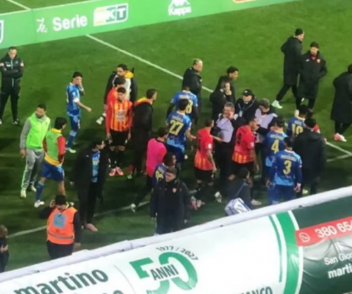 Panik në futbollin italian, lojtari bie pa ndjenja pak para ndeshjes dhe dërgohet në spital
