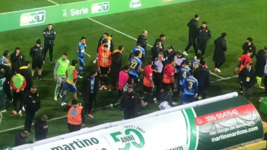 Panik në futbollin italian, lojtari bie pa ndjenja pak para ndeshjes dhe dërgohet në spital