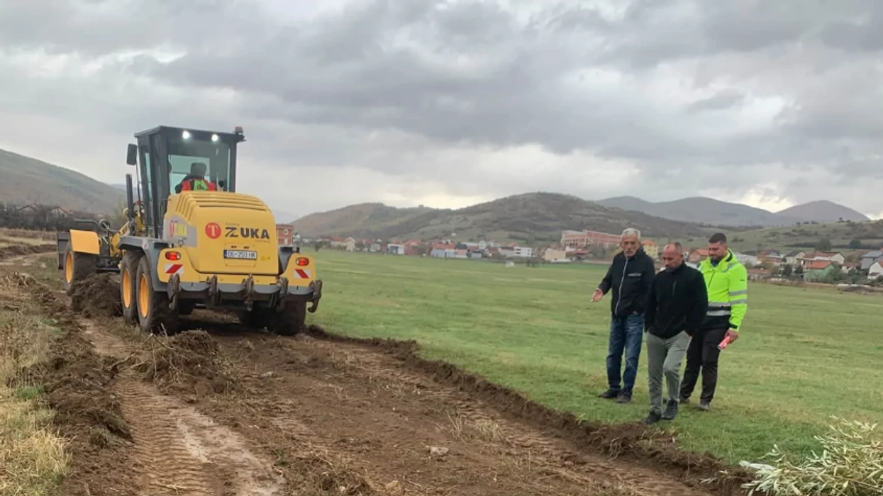 Në Zhegër të Gjilanit nisin punimet për rregullimin dhe zgjerimin e rrugës bujqësore