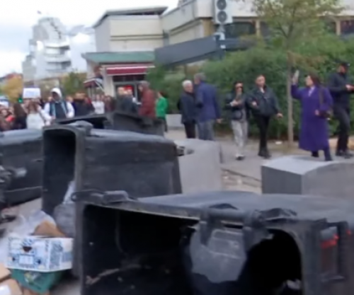Protesta pas vrasjes së Arlinda Zekajt – Rrëzohen kontejnerët e mbeturinave