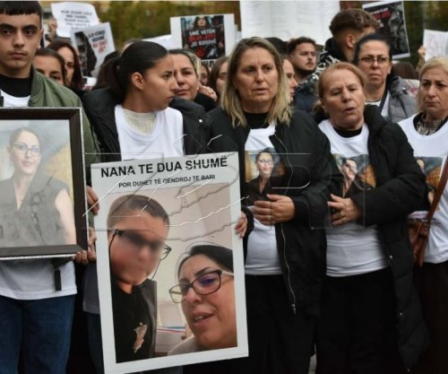 “Nana, të dua shumë” – pankarta emocionuse me foton e Arlindës me të birin 