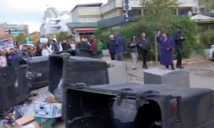 Protesta pas vrasjes së Arlinda Zekajt, rrëzohen kontejnerët e mbeturinave