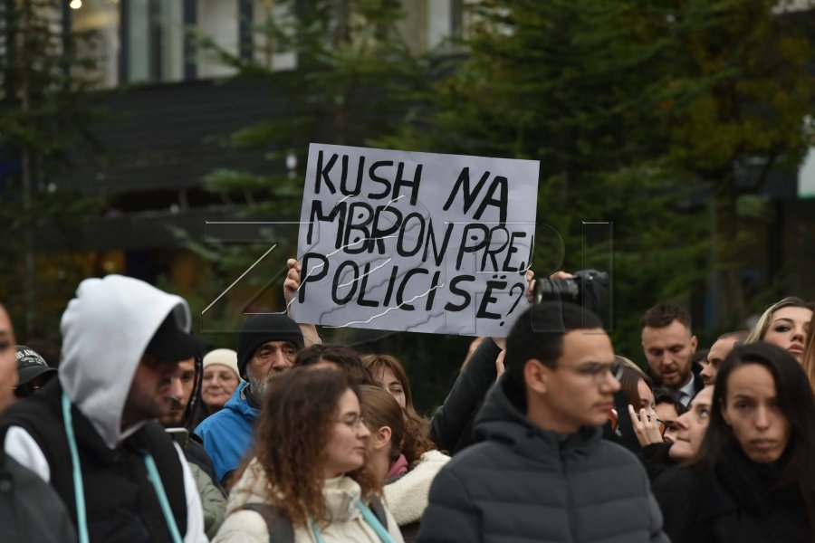 Protesta për Arlindën mbërrin para objektit të PK-së: Kush na mbron prej Policisë?