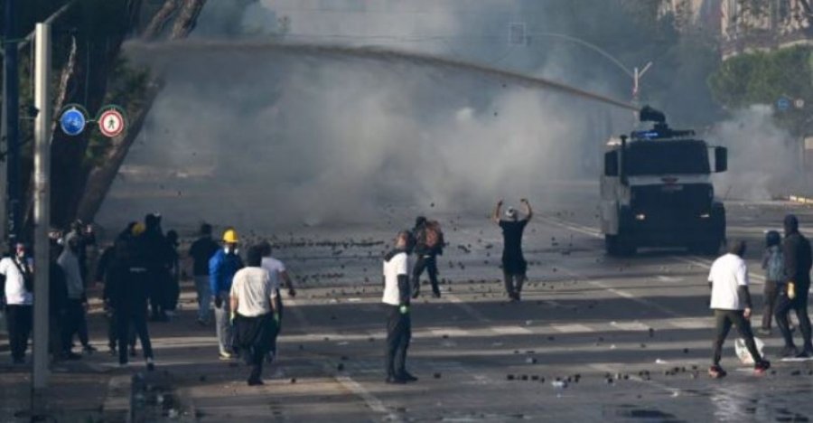 Policia shqiptare arreston një person dhe procedon 17 të tjerë pas protestave të dhunshme, nën hetim edhe thirrjet në rrjete sociale
