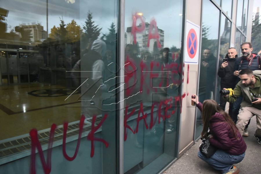 “Pa dorëheqje nuk ka drejtësi”, protestuesit kërkojnë llogaridhënie para Ministrisë së Drejtësisë