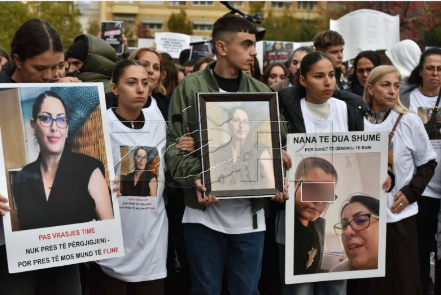 “Nana, të dua shumë” – pankarta emocionuse me foton e Arlindës me të birin 