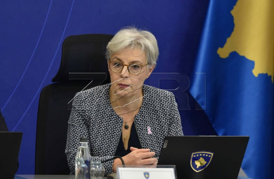 Para Qeverisë kërkohet dorëheqja e saj, Gërvalla vazhdon me postime për çështje të tjera