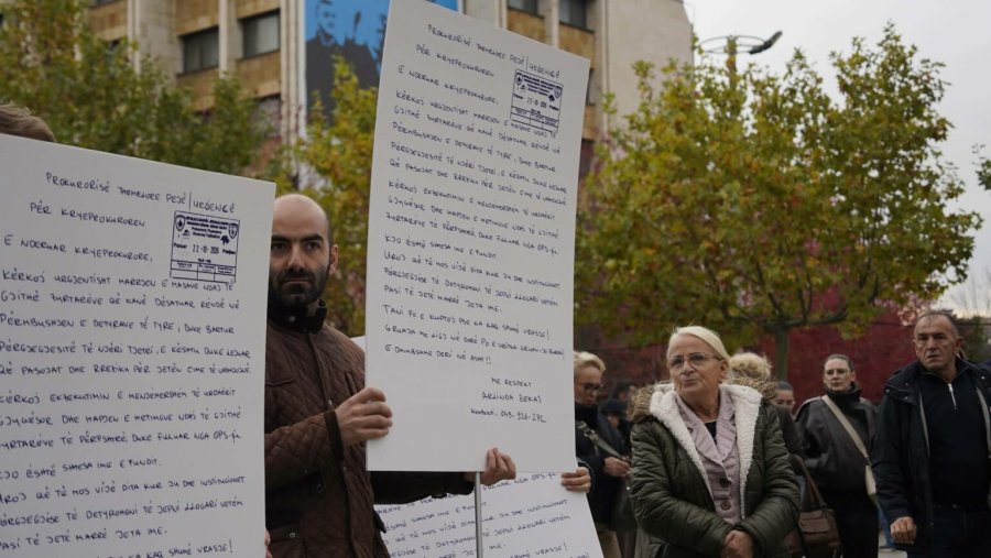 Letra e Arlinda Zekajt bëhet pankartë, vendoset në sheshin e Prishtinës pak para protestës