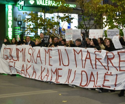 “Burgosne Farukun”, protestuesit kërkojnë burgimin e togerit Faruk Muqolli pas publikimit të komunikimit me Arlinda Zekajn  