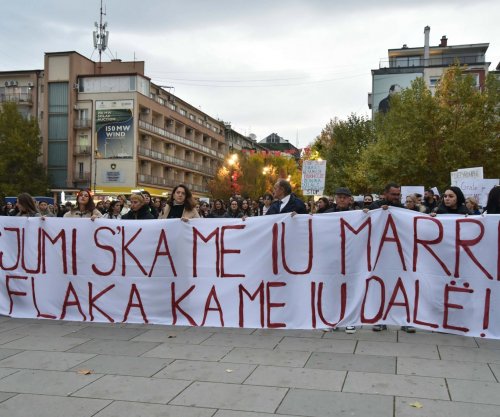 “Gjumi s’ka me iu marrë, flaka ka me iu dalë”, për të dytën ditë protestohet pas vrasjes së Arlinda Zekajt