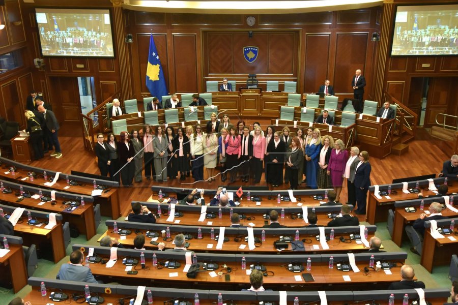 Haxhiu paralajmëron deputetët që pinë duhan në Kuvend: Do të thërras Inspektoratin