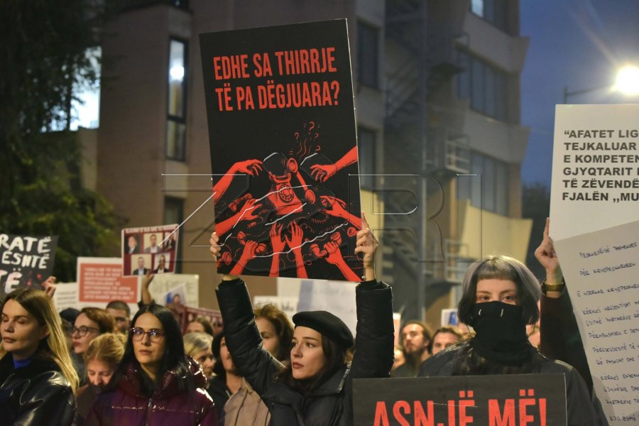 “Marre”, protestuesit lëshojnë audio incizimet e Arlinda Zekajt me togerin Faruk Muqolli