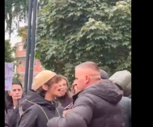 Tensionohet protesta në Pejë, përleshje mes protestuesit dhe policit civil