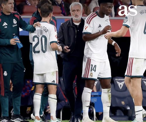 Lojtarët e Realit e ngritën Mourinhon në ajër, pas triumfit ndaj Barcelonës