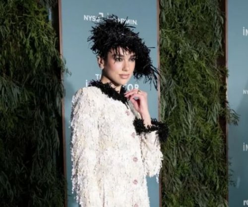 Dua Lipa tërheq vëmendjen në New York, shfaqet me kostum me pupla të zeza në ceremoninë e çmimeve WSJ