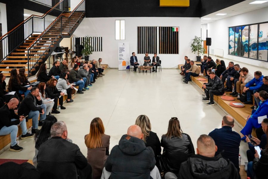 Çeku zhvillon takime me prindër në Pejë dhe Gjakovë për Strategjinë e Arsimit