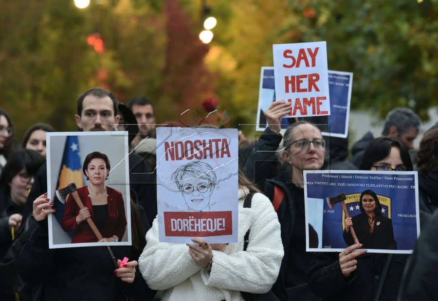 Protesta për Arlinda Zekajn vazhdon për të tretën ditë, protestuesit mblidhen në sheshin e Prishtinës