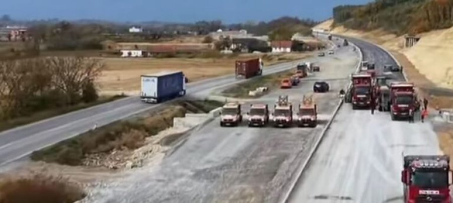 Vazhdon asfaltimi në Lotin 4 të aksit Dollc – Zahaq, në rrugën N9