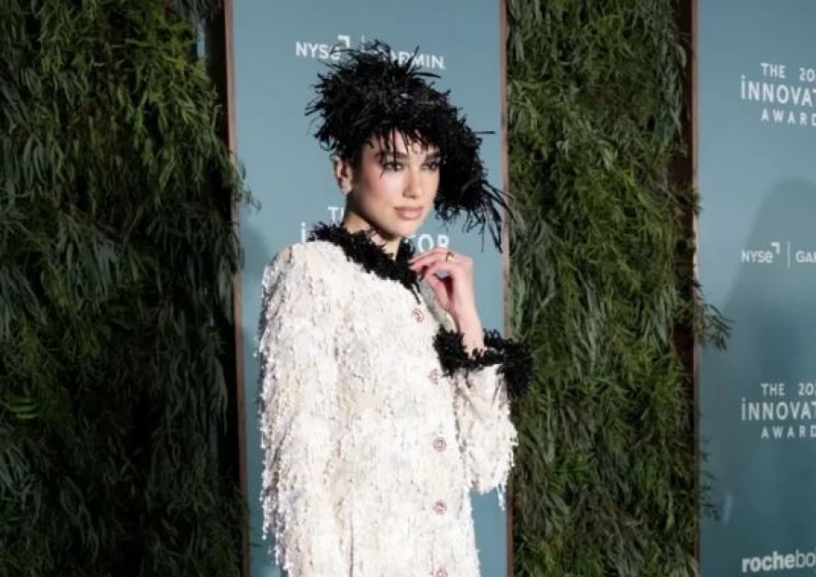 Dua Lipa tërheq vëmendjen në New York, shfaqet me kostum me pupla të zeza në ceremoninë e çmimeve WSJ