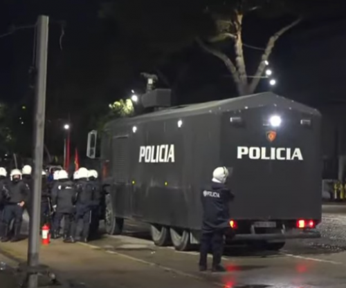 Tiranë: Protestuesit shpërndahen nëpër rrugë, policia vijon kontrollet në terren