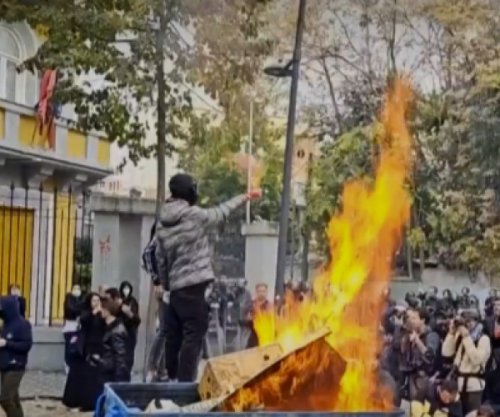 Protesta në Shqipëri: Digjen koshat e mbeturinave te Ministria e Arsimit, refuzohen deputetë