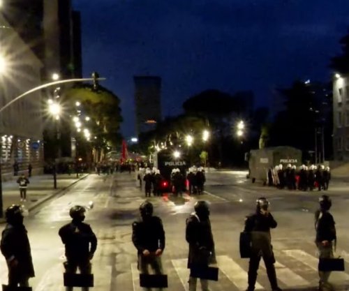 Protestuesit hedhin molotovë drejt Kryeministrisë, policia përgjigjet me ujë dhe gaz lotsjellës