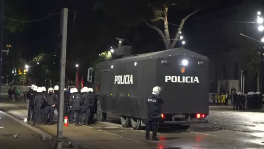 Tiranë: Protestuesit shpërndahen nëpër rrugë, policia vijon kontrollet në terren