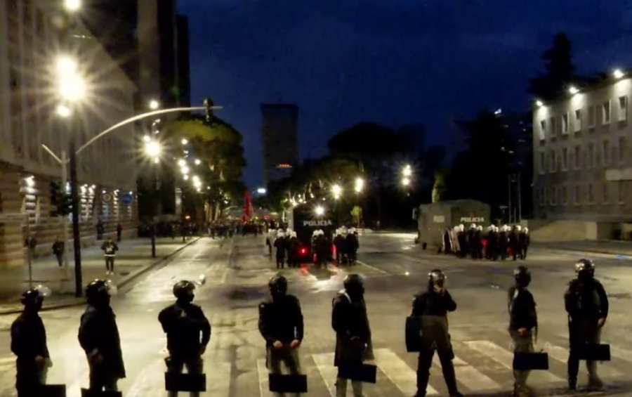 Protestuesit hedhin molotovë drejt Kryeministrisë, policia përgjigjet me ujë dhe gaz lotsjellës