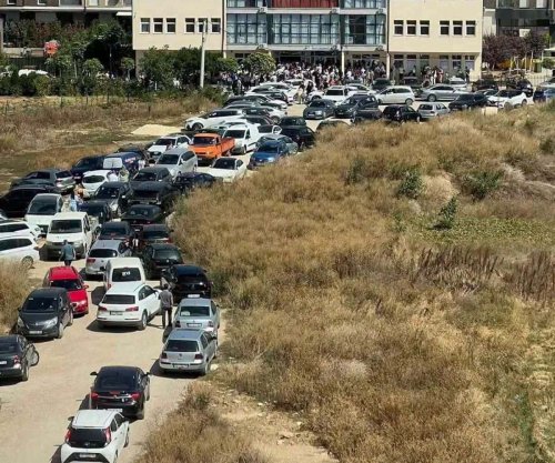 Tollovi para shkollës, thirrje prindërve në Fushë-Kosovë: Mos i sillni fëmijët me vetura