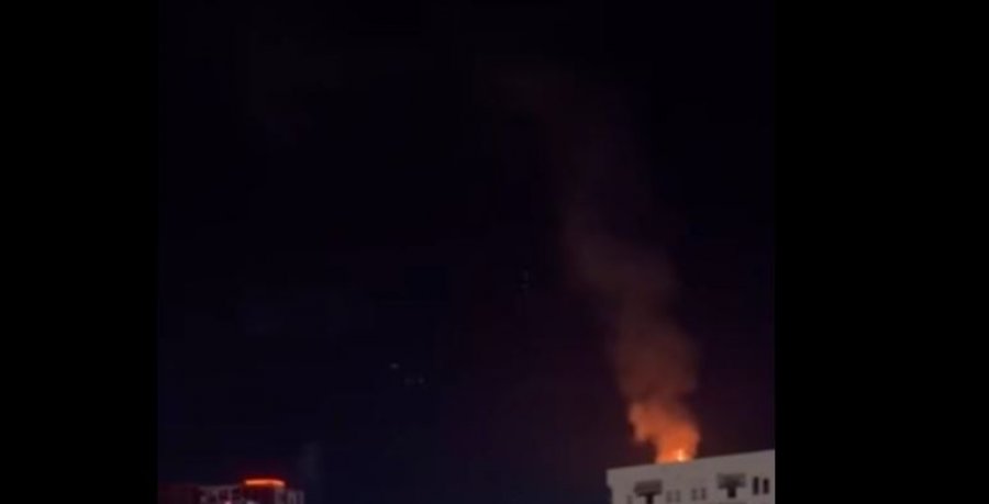 Përfshihet nga zjarri një ndërtesë në “Rrugën B”, pamje nga vendi i ngjarjes