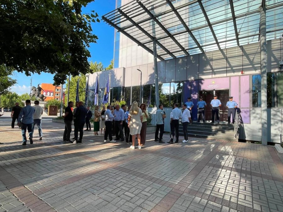 PDK-ja dhe Aleanca vazhdojnë aksionin para Qeverisë, kërkojnë konstituimin e institucioneve