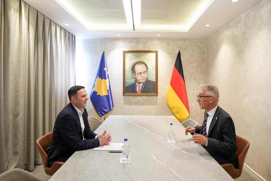 Abdixhiku takon ambasadorin gjerman, diskutojnë krizën institucionale pas dështimit të zgjedhjes së presidentit