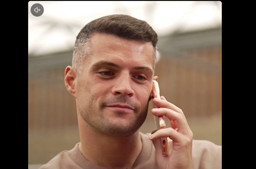Granit Xhaka telefonon Mourinhon gjatë intervistës, momenti bëhet viral