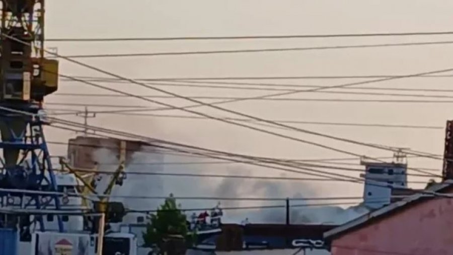 Incident në Portin e Shëngjinit, shuhet zjarri në anijen që po ngarkohej me skrap