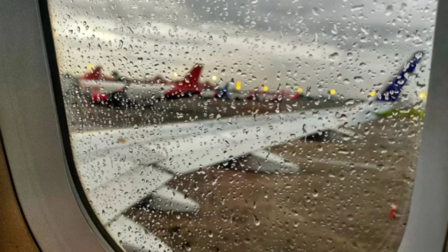 Stuhia në Shkup e detyron avionin nga Cyrihu të devijojë drejt Prishtinës