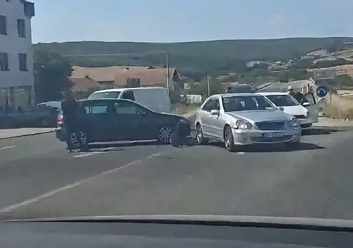 Aksident në Arllat të Malishevës, përfshihen tri vetura