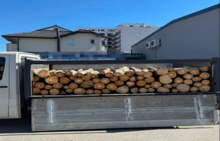 Policia konfiskon gjashtë automjete me dru pa dokumentacion në Ferizaj