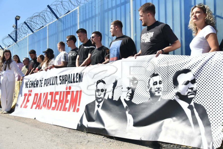 Aktivistët e “Liria ka Emër” para EULEX-it për ish-krerët e UÇK-së: Në emër të popullit, shpallni të pafajshëm