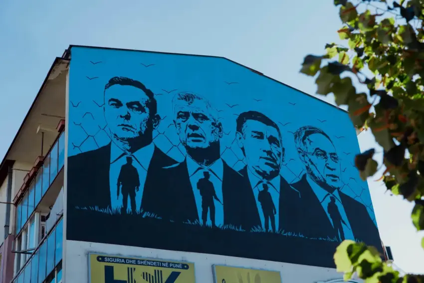 Endrit Thaçi poston muralin e katërshes së UÇK-së që u zbulua në Prishtinë