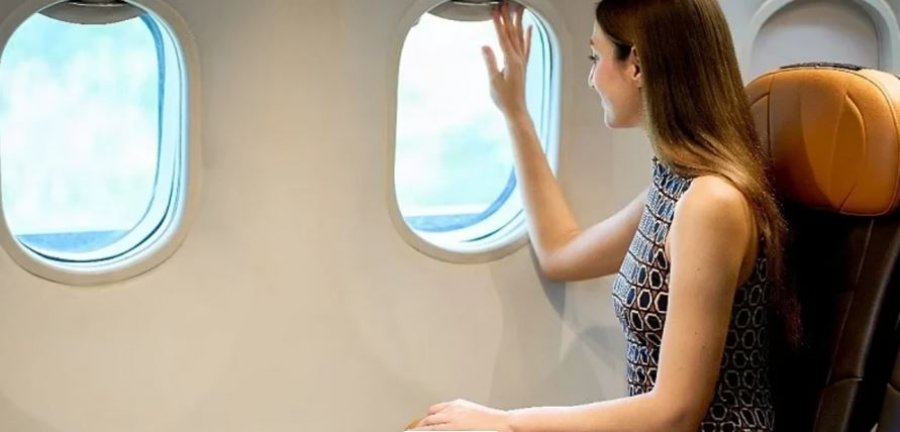Ja pse asistentët e fluturimit ju kërkojnë të ngrini perden në dritaren e aeroplanit para nisjes dhe gjatë aterimit