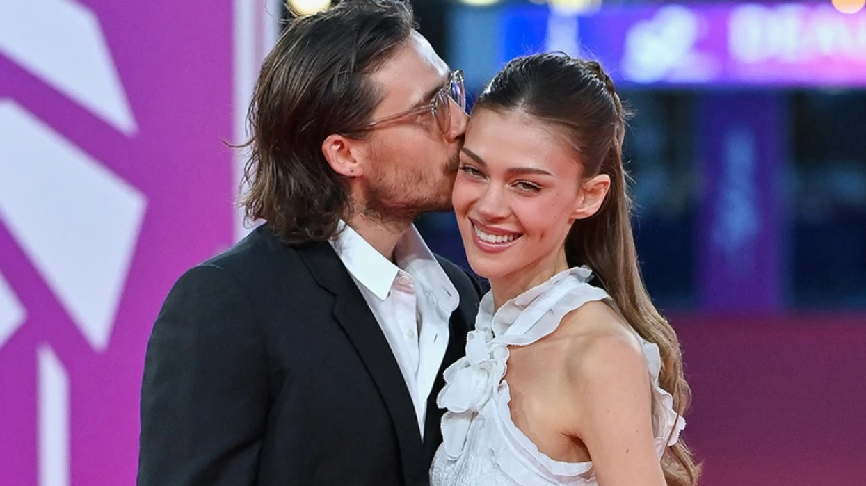 Nicola Peltz shkëlqeu me të bardha, Brooklyn e përqafoi dhe e puthi para kamerave