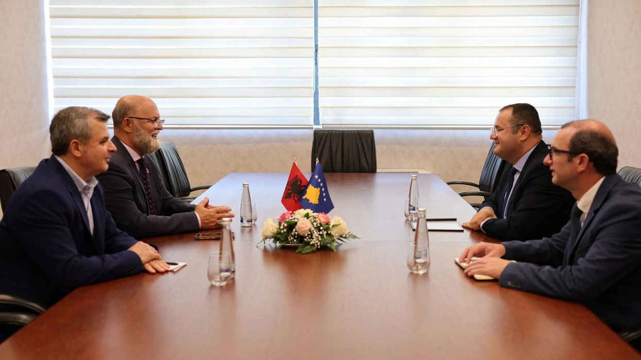 Ismaili pret ambasadorin Malaj, flasin për SEPA-n dhe modernizimin e sistemit të pagesave