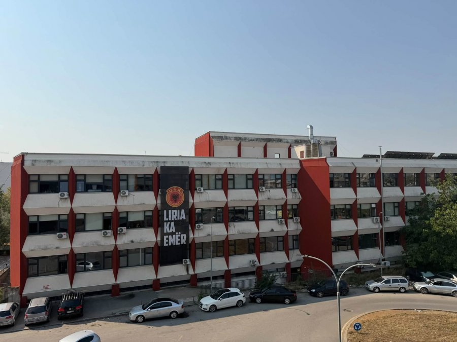 Gjashtë ditë para vendimit, Oda e Mjekëve vendos flamurin gjigant “Liria ka emër”