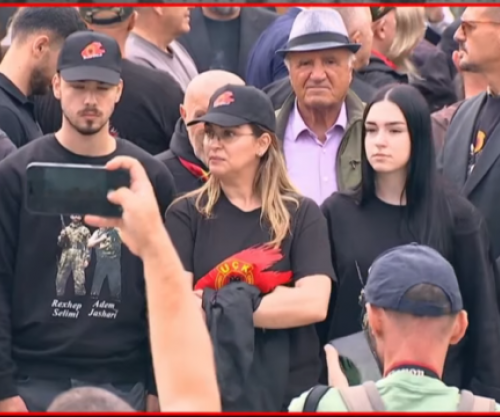 Shqipe Selimi bashkë me deputetët e LVV-së i bashkohen “Marshit për Liri”