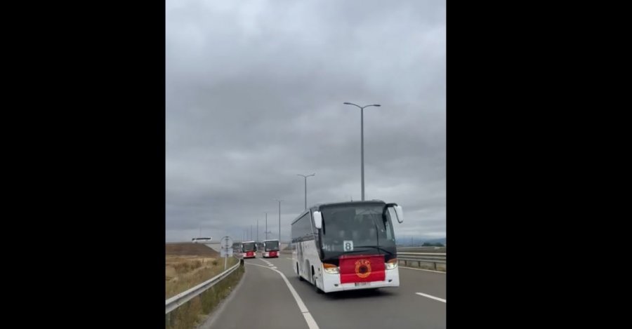 “Krejt Kosova UÇK”, autobusë të shumtë me qytetarë nisen nga komunat drejt Prishtinës [video]