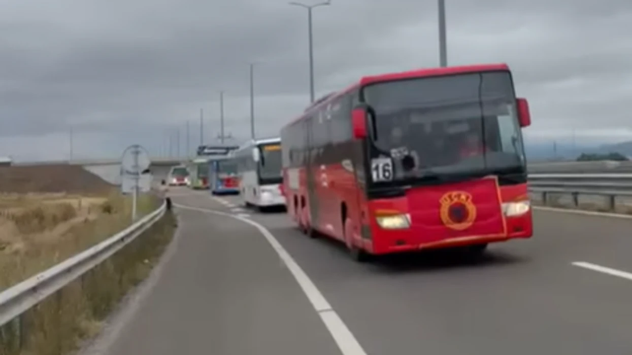 Autobusë me qytetarë nisen nga komunat drejt Prishtinës 
