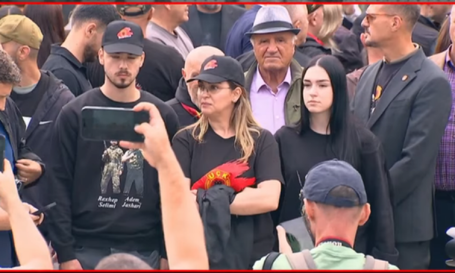 Shqipe Selimi bashkë me deputetët e LVV-së i bashkohen “Marshit për Liri”