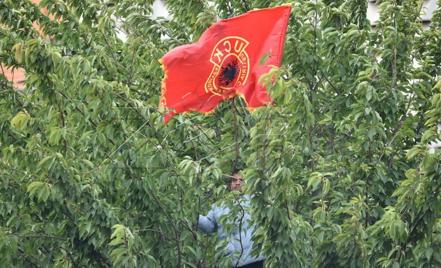 Emocionon vajza e heroit Bajram Sylejmani: UÇK-ja është amaneti ynë!