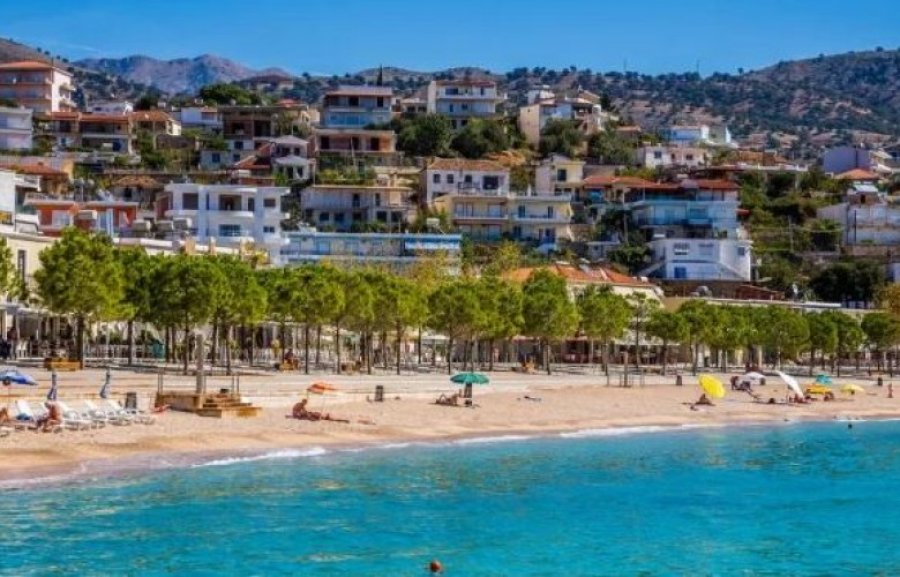 Turistët zgjedhin Vlorën edhe në shtator
